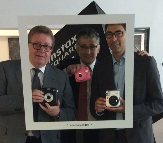 ANTONIO ALCALÁ, director general de Fujifilm Iberia; EDUARDO LÓPEZ SANTAMARÍA, director de Photo Imaging; Daniel Pérez, product manager de Photo Imaging